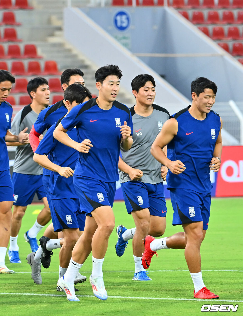 홍명보 감독이 이끄는 대한민국 축구대표팀 이 9일(현지시간) 오만 무스카트 술탄 카부스 종합운동장에서 공식 훈련을 가졌다.대한민국 축구대표팀은 오는 10일 오만과 2026 국제축구연맹(FIFA) 북중미 월드컵 아시아지역 3차 예선 B조 조별리그 2차전을 갖는다.대한민국 축구대표팀이 그라운드 위에서 훈련을 하고 있다. 2024.09.09 / rumi@osen.co.kr