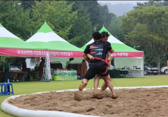 대한씨름협회는 지난 6일 한국차문화공원에서 ‘찾아가는 전통씨름’을 개최했다. ‘찾아가는 전통씨름은‘ 「2024 민속씨름 저변확대」 사업의 일환으로 ’씨름‘의 문화와 전통의 가치를 알리기 위한 사업이다. / 대한씨름협회