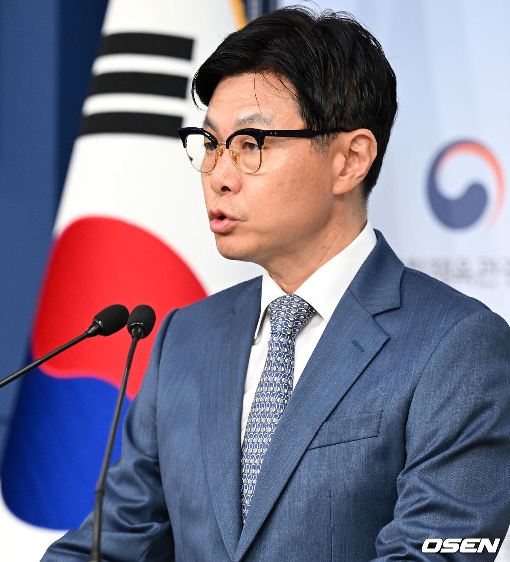 10일 오전 정부서울청사 별관에서 배드민턴협회 사무 검사 및 보조금 점검 상황 관련해 중간 발표가 진행됐다.안세영이 지난달 파리올림픽 여자 단식에서 금메달을 따낸 뒤 협회 운영 방식에 문제를 제기하면서 문체부는 지난달 12일부터 조사단을 꾸려 협회 점검에 착수했다.이정우 체육국장이 브리핑을 하고 있다. 2024.09.10 / sunday@osen.co.kr