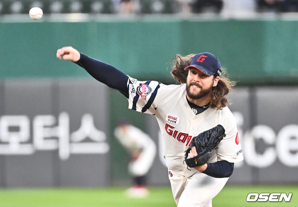 4일 부산 사직야구장에서 2024 신한 SOL 뱅크 KBO 리그 롯데 자이언츠와 KT 위즈의 경기가 열렸다. 홈팀 롯데는 윌커슨이 선발 출전하고 KT는 벤자민이 선발 출전했다.롯데 자이언츠 선발 투수 윌커슨이 역투하고 있다. 2024.09.04 / foto0307@osen.co.kr