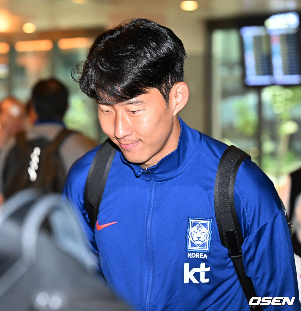 대한민국 축구대표팀 이 7일(현지시간) 오만 무스카트 공항에 도착했다.대한민국 축구대표팀은 오는 10일 오후 11시 오만과 2026 국제축구연맹(FIFA) 북중미 월드컵 아시아지역 3차 예선 B조 조별리그 2차전을 갖는다. 대한민국 손흥민이 입국장을 통과하고 있다. 2024.09.07 / rumi@osen.co.kr