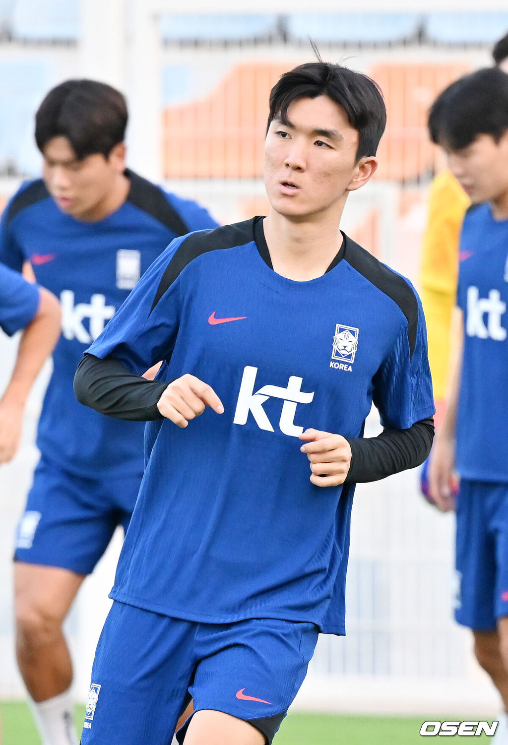 홍명보 감독이 이끄는 대한민국 축구대표팀 이 8일(현지시간) 오만 알 시브 스타디움에서 훈련을 가졌다.대한민국 축구대표팀은 오는 10일 오만과 2026 국제축구연맹(FIFA) 북중미 월드컵 아시아지역 3차 예선 B조 조별리그 2차전을 갖는다.축구대표팀 황인범이 그라운드 위에서 훈련을 하고 있다. 2024.09.08 / rumi@osen.co.kr