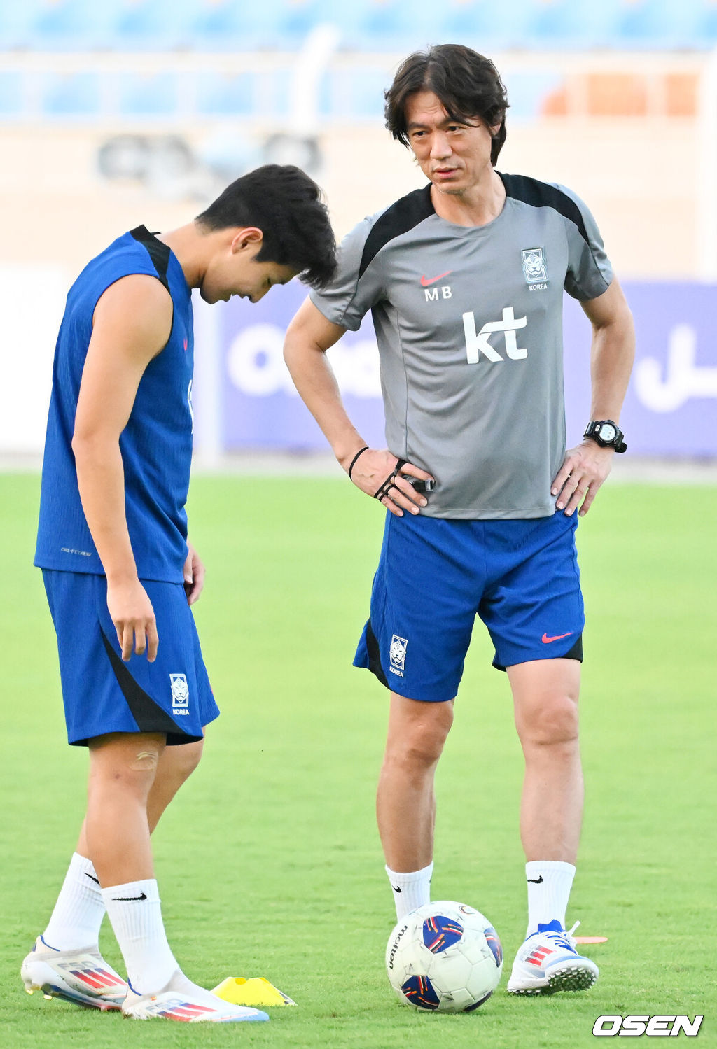 홍명보 감독이 이끄는 대한민국 축구대표팀 이 8일(현지시간) 오만 알 시브 스타디움에서 훈련을 가졌다.대한민국 축구대표팀은 오는 10일 오만과 2026 국제축구연맹(FIFA) 북중미 월드컵 아시아지역 3차 예선 B조 조별리그 2차전을 갖는다.대한민국 축구대표팀 이강인이 그라운드 위에서 홍명보 감독과 얘기를 나누고 있다. 2024.09.08 / rumi@osen.co.kr