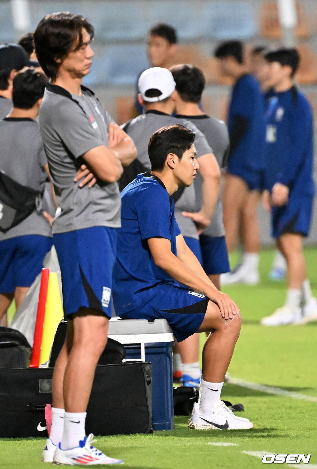 홍명보 감독이 이끄는 대한민국 축구대표팀 이 7일(현지시간) 오만 알 시브 스타디움에서 훈련을 가졌다.대한민국 축구대표팀은 오는 10일 오만과 2026 국제축구연맹(FIFA) 북중미 월드컵 아시아지역 3차 예선 B조 조별리그 2차전을 갖는다.한국 이강인이 휴식을 취하며 그라운드를 바라보고 있다. 2024.09.07 / rumi@osen.co.kr