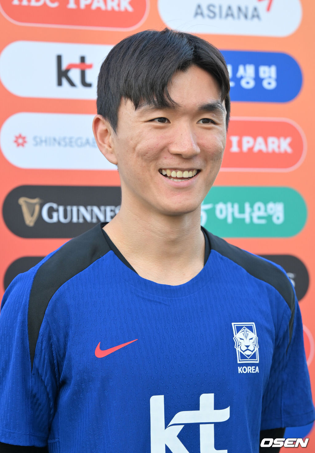 홍명보 감독이 이끄는 대한민국 축구대표팀 이 8일(현지시간) 오만 알 시브 스타디움에서 훈련을 가졌다.대한민국 축구대표팀은 오는 10일 오만과 2026 국제축구연맹(FIFA) 북중미 월드컵 아시아지역 3차 예선 B조 조별리그 2차전을 갖는다.축구대표팀 황인범이 훈련 전 인터뷰를 하고 있다. 2024.09.08 / rumi@osen.co.kr