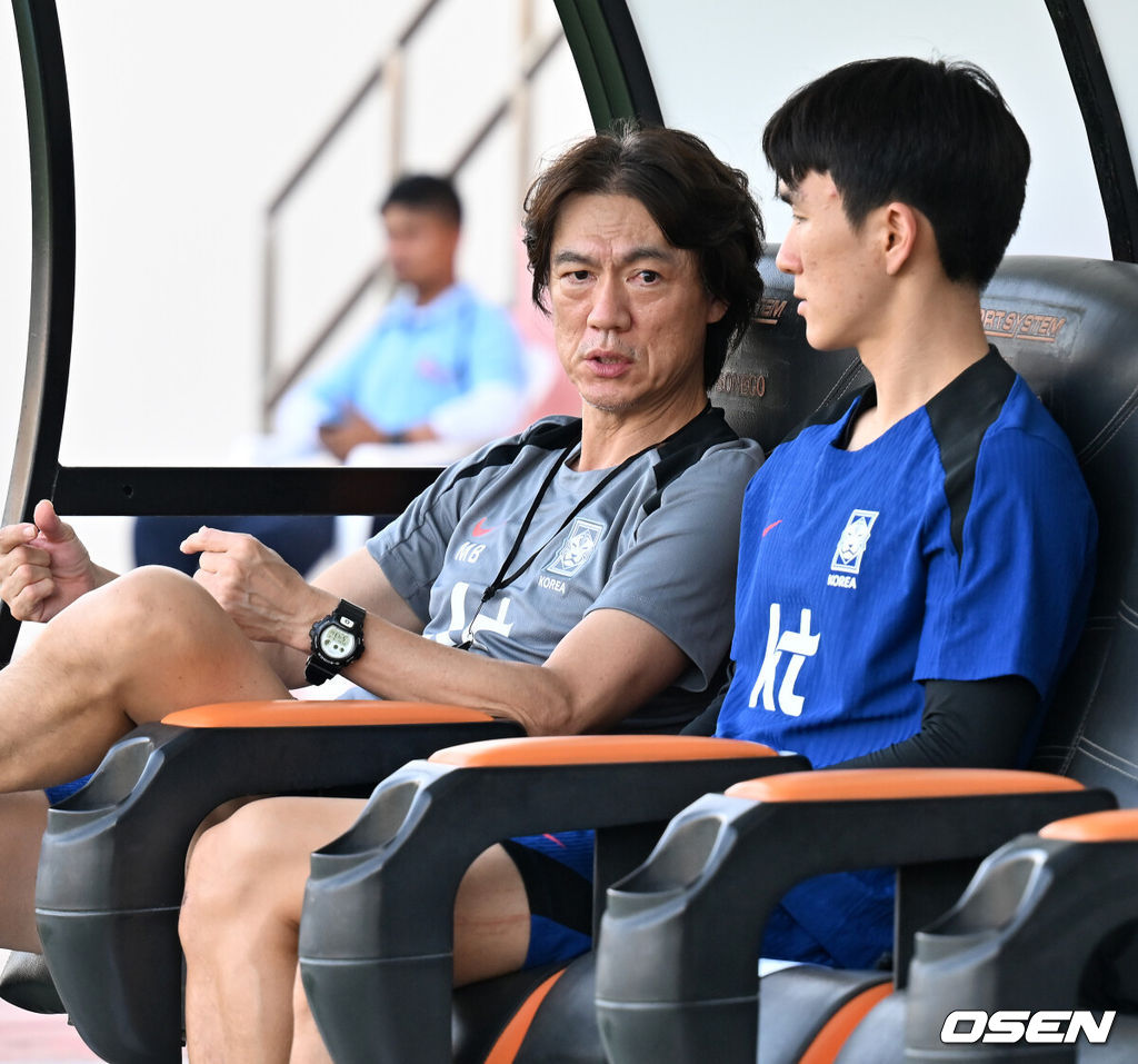 홍명보 감독이 이끄는 대한민국 축구대표팀 이 8일(현지시간) 오만 알 시브 스타디움에서 훈련을 가졌다.대한민국 축구대표팀은 오는 10일 오만과 2026 국제축구연맹(FIFA) 북중미 월드컵 아시아지역 3차 예선 B조 조별리그 2차전을 갖는다.축구대표팀 홍명보 감독이 황인범과 훈련 전 면담을 하고 있다. 2024.09.08 / rumi@osen.co.kr