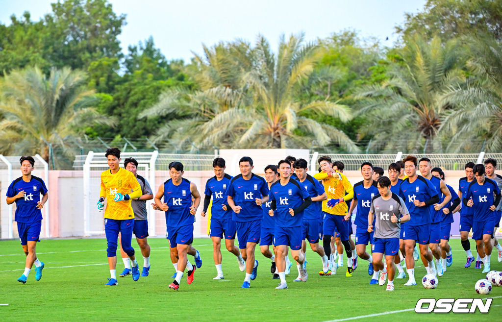 홍명보 감독이 이끄는 대한민국 축구대표팀 이 8일(현지시간) 오만 알 시브 스타디움에서 훈련을 가졌다.대한민국 축구대표팀은 오는 10일 오만과 2026 국제축구연맹(FIFA) 북중미 월드컵 아시아지역 3차 예선 B조 조별리그 2차전을 갖는다.축구대표팀이 러닝 훈련을 하고 있다. 2024.09.08 / rumi@osen.co.kr