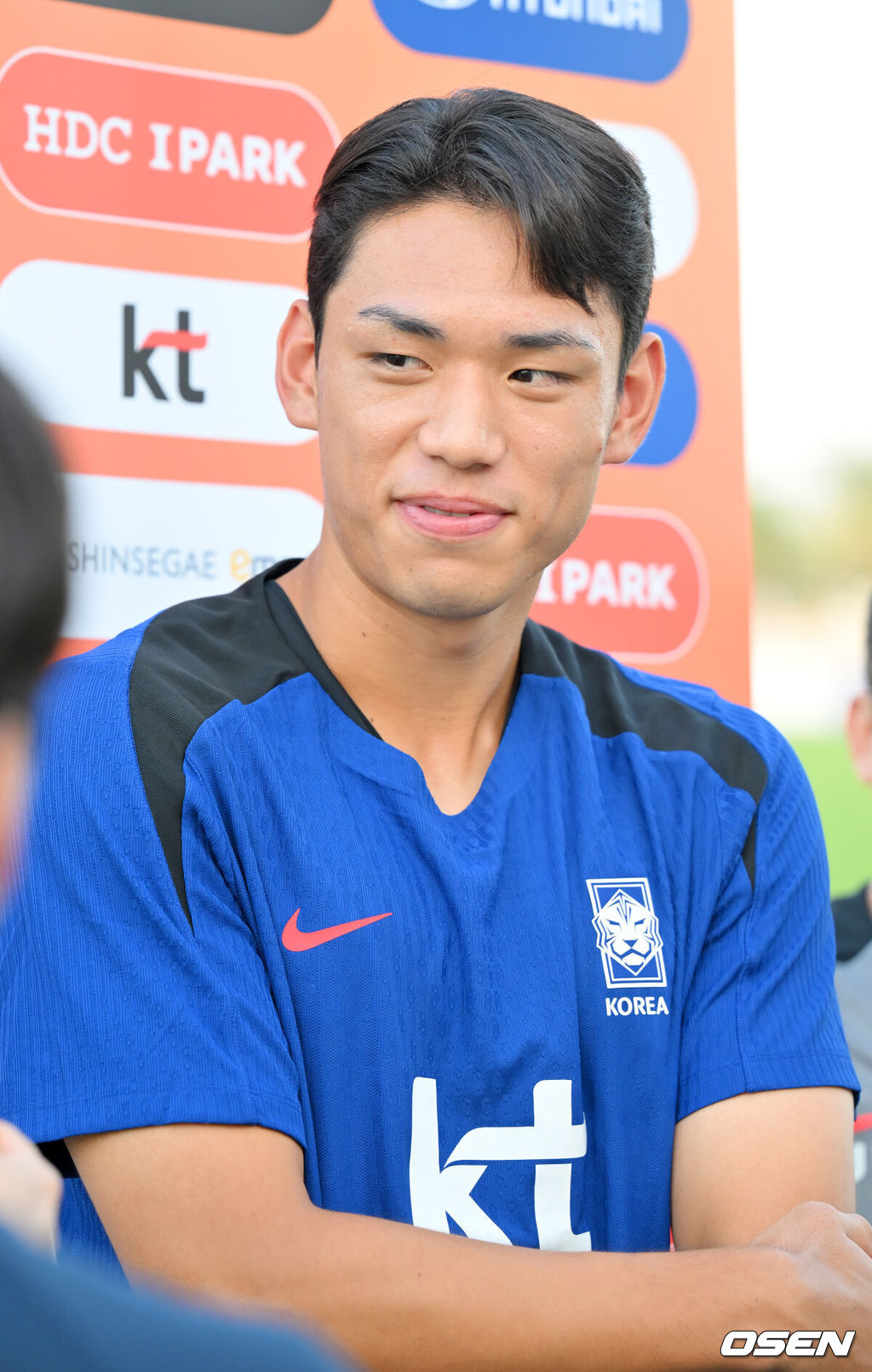 홍명보 감독이 이끄는 대한민국 축구대표팀 이 8일(현지시간) 오만 알 시브 스타디움에서 훈련을 가졌다.대한민국 축구대표팀은 오는 10일 오만과 2026 국제축구연맹(FIFA) 북중미 월드컵 아시아지역 3차 예선 B조 조별리그 2차전을 갖는다.축구대표팀 오세훈이 훈련 전 인터뷰를 하고 있다. 2024.09.08 / rumi@osen.co.kr