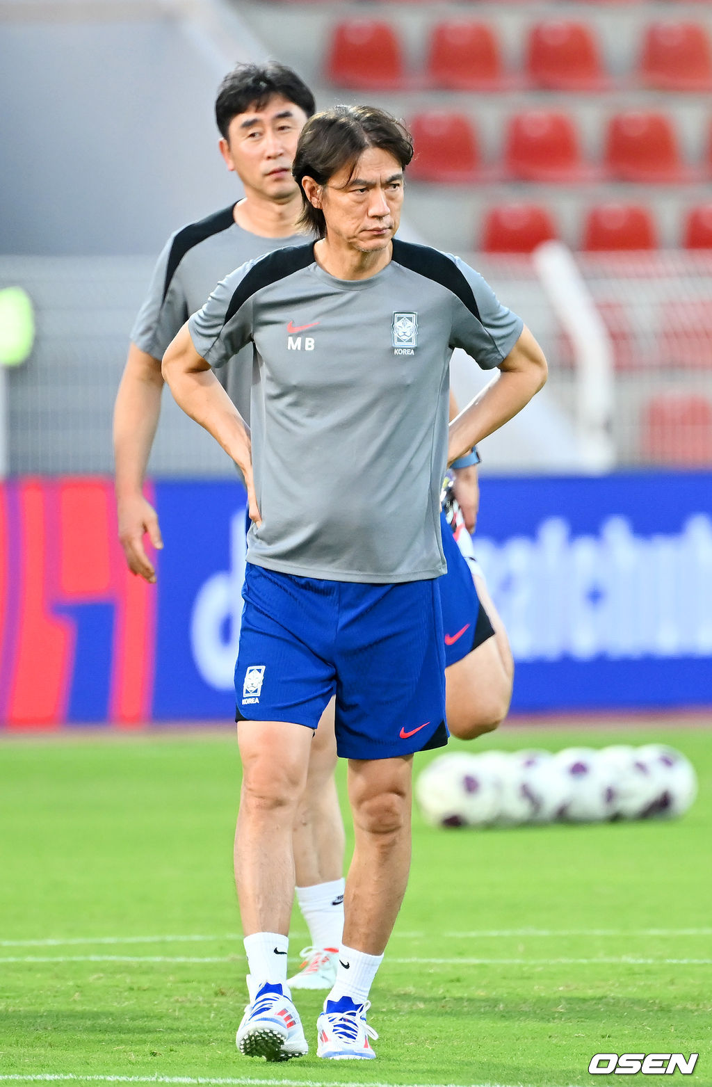 홍명보 감독이 이끄는 대한민국 축구대표팀 이 9일(현지시간) 오만 무스카트 술탄 카부스 종합운동장에서 공식 훈련을 가졌다.<br /><br />대한민국 축구대표팀은 오는 10일 이 경기장에서 오만과 2026 국제축구연맹(FIFA) 북중미 월드컵 아시아지역 3차 예선 B조 조별리그 2차전을 갖는다.<br /><br />대한민국 축구대표팀이 홍명보 감독이 잔디상태를 체크하고 있다. 2024.09.09 / rumi@osen.co.kr