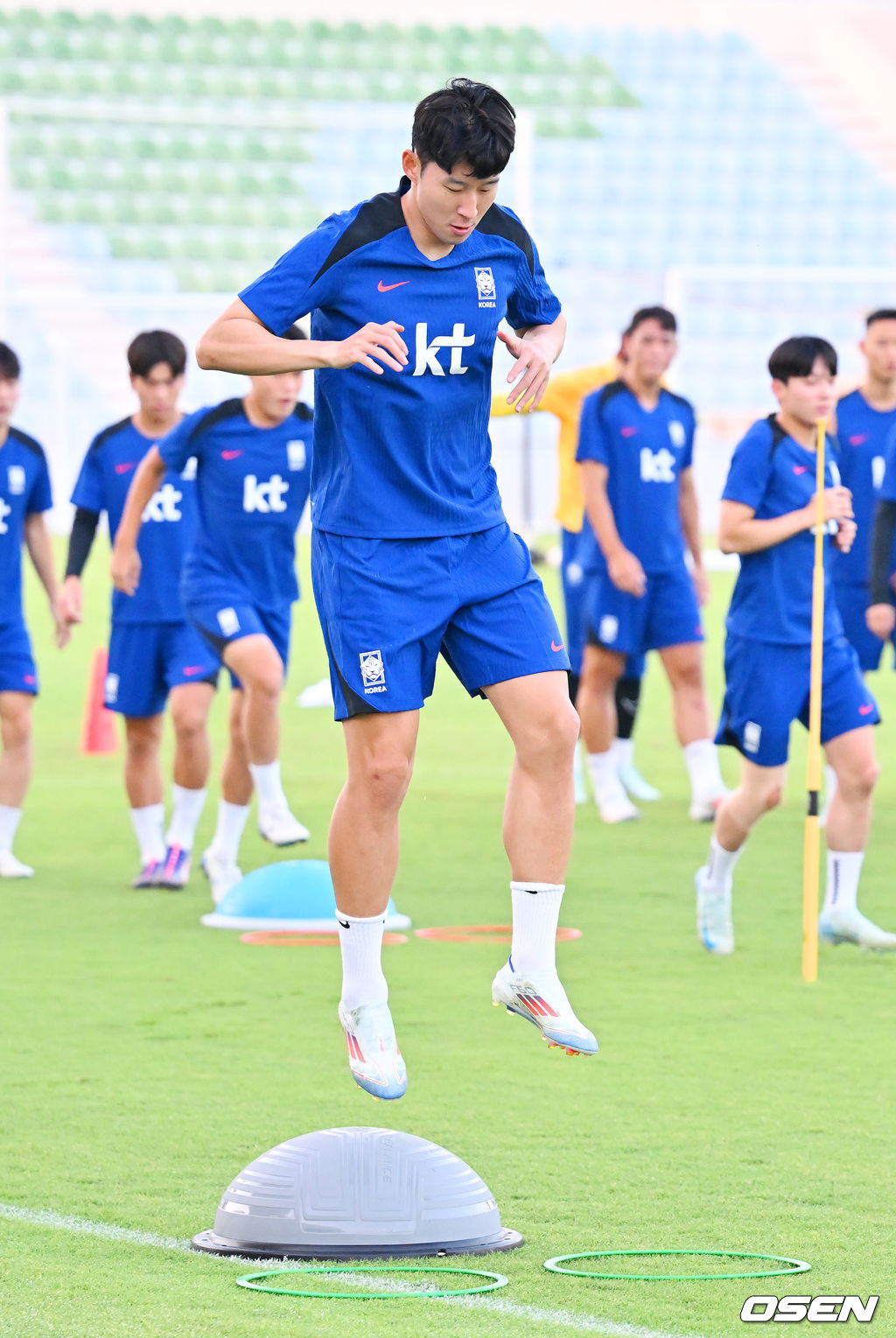 홍명보 감독이 이끄는 대한민국 축구대표팀 이 8일(현지시간) 오만 알 시브 스타디움에서 훈련을 가졌다.<br /><br />대한민국 축구대표팀은 오는 10일 오만과 2026 국제축구연맹(FIFA) 북중미 월드컵 아시아지역 3차 예선 B조 조별리그 2차전을 갖는다.<br /><br />축구대표팀 손흥민이 그라운드 위에서 훈련을 하고 있다. 2024.09.08 / rumi@osen.co.kr