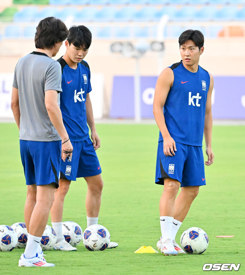 홍명보 감독이 이끄는 대한민국 축구대표팀 이 8일(현지시간) 오만 알 시브 스타디움에서 훈련을 가졌다.<br /><br />대한민국 축구대표팀은 오는 10일 오만과 2026 국제축구연맹(FIFA) 북중미 월드컵 아시아지역 3차 예선 B조 조별리그 2차전을 갖는다.<br /><br />대한민국 축구대표팀 이강인이 그라운드 위에서 홍명보 감독과 얘기를 나누고 있다. 2024.09.08 / rumi@osen.co.kr