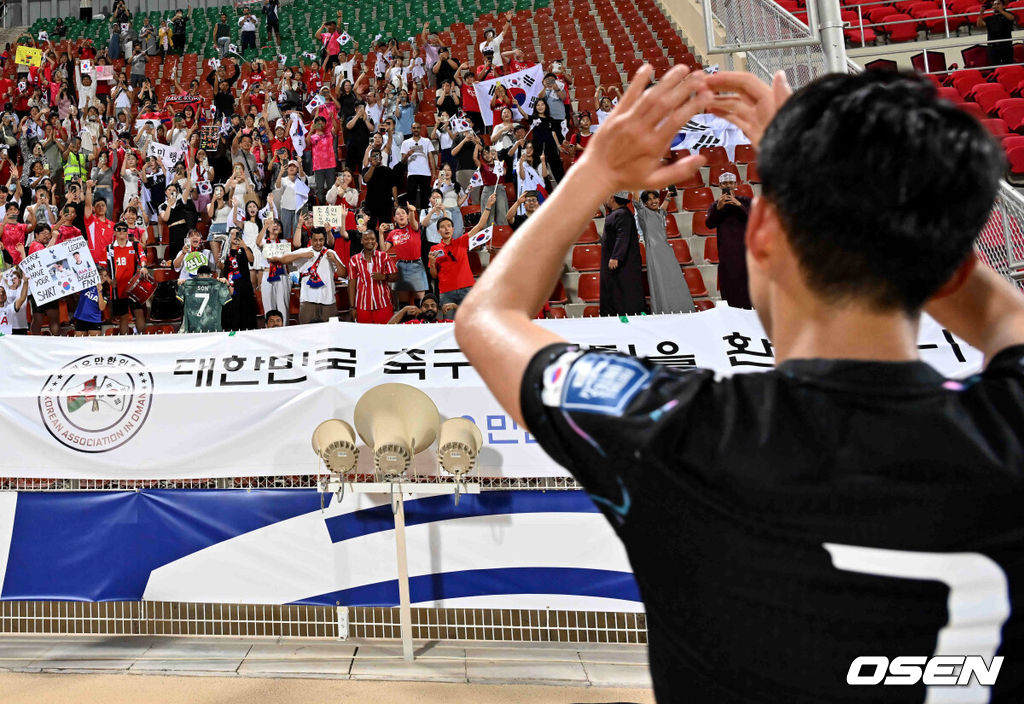 홍명보 감독이 이끄는 대한민국 축구 국가대표팀은 10일 오후 11시(이하 한국시간) 오만 무스카트의 술탄 카부스 종합운동장에서 오만과 2026 국제축구연맹(FIFA) 북중미 월드컵 아시아 지역 3차 예선 B조 2차전 맞대결에서 3-1 승리를 거뒀다.이로써 홍명보호는 지난 팔레스타인전 충격을 딛고 첫 승을 신고하는 데 성공했다.경기 종료 후 팬들이 손흥민을 향해 응원을 보내고 있다. 2024.09.10 / rumi@osen.co.kr