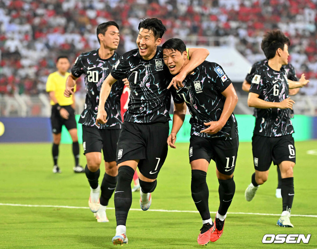 10일(현지시간) 오만 무스카트 술탄 카부스 종합운동장에서 2026 FIFA 북중미 월드컵 아시아지역 3차 예선 B조 조별리그 2차전 대한민국과 오만의 경기가 열렸다.1차전 홈에서 아쉬운 무승부에 그친 홍명보호는 원정으로 펼쳐지는 오만전에서 반드시 승리가 필요하다.전반 선제골을 성공시킨 황희찬이 손흥민과 환호하고 있다. 2024.09.10 / rumi@osen.co.kr