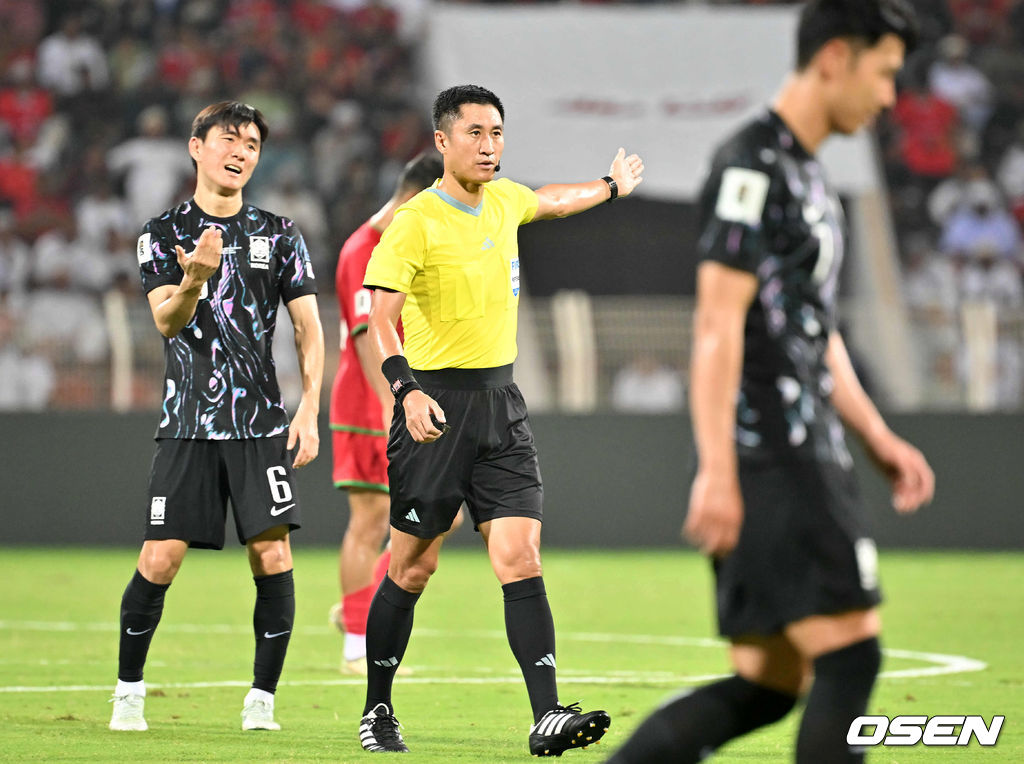 10일(현지시간) 오만 무스카트 술탄 카부스 종합운동장에서 2026 FIFA 북중미 월드컵 아시아지역 3차 예선 B조 조별리그 2차전 대한민국과 오만의 경기가 열렸다.<br /><br />1차전 홈에서 아쉬운 무승부에 그친 홍명보호는 원정으로 펼쳐지는 오만전에서 반드시 승리가 필요하다.<br /><br />전반 대한민국 황인범이 반칙 판정에 아쉬워하고 있다. 2024.09.10 / rumi@osen.co.kr