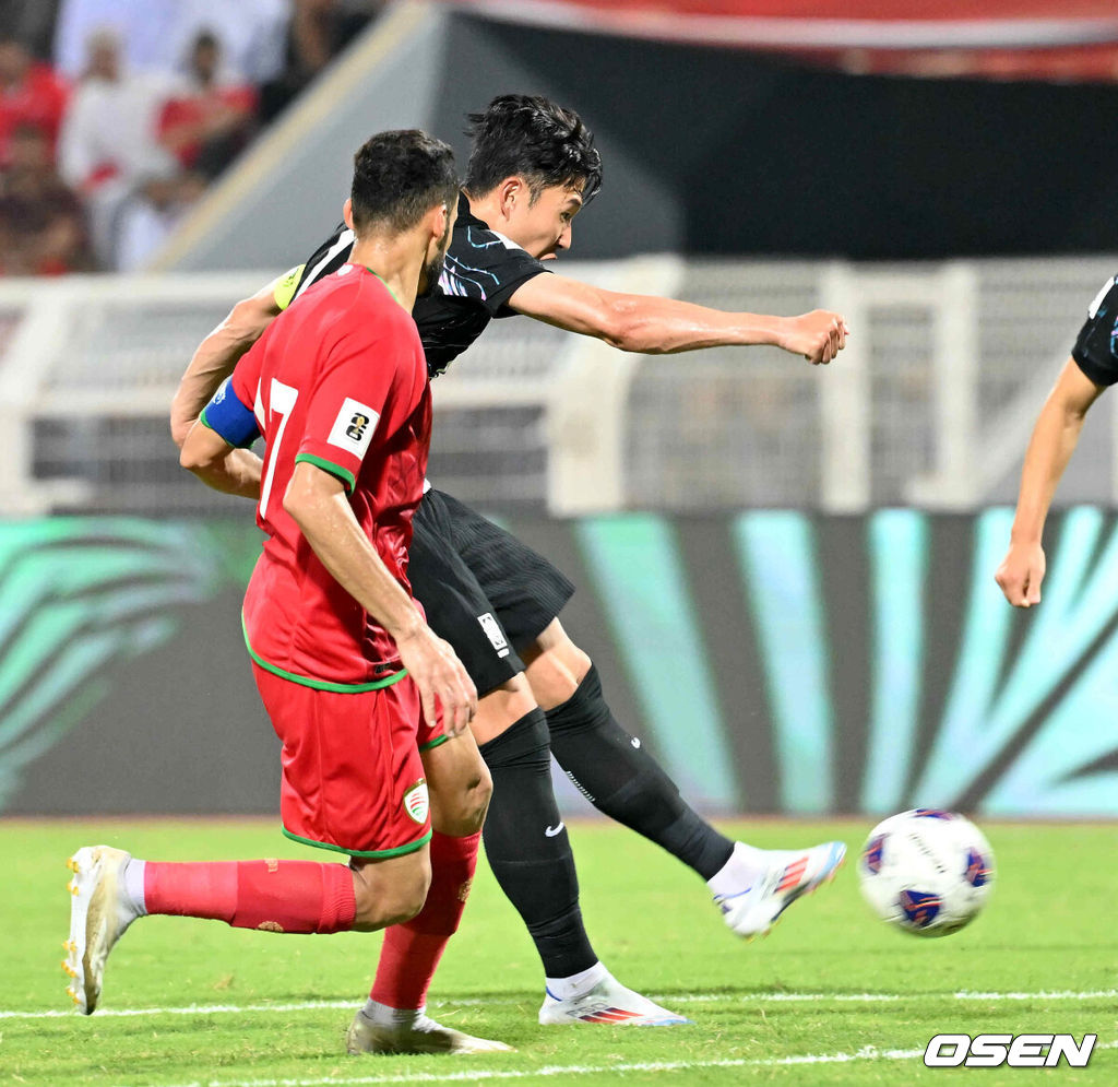 10일(현지시간) 오만 무스카트 술탄 카부스 종합운동장에서 2026 FIFA 북중미 월드컵 아시아지역 3차 예선 B조 조별리그 2차전 대한민국과 오만의 경기가 열렸다.1차전 홈에서 아쉬운 무승부에 그친 홍명보호는 원정으로 펼쳐지는 오만전에서 반드시 승리가 필요하다.후반 대한민국 손흥민이 팀의 두 번째 골을 성공시키고 있다. 2024.09.10 / rumi@osen.co.kr