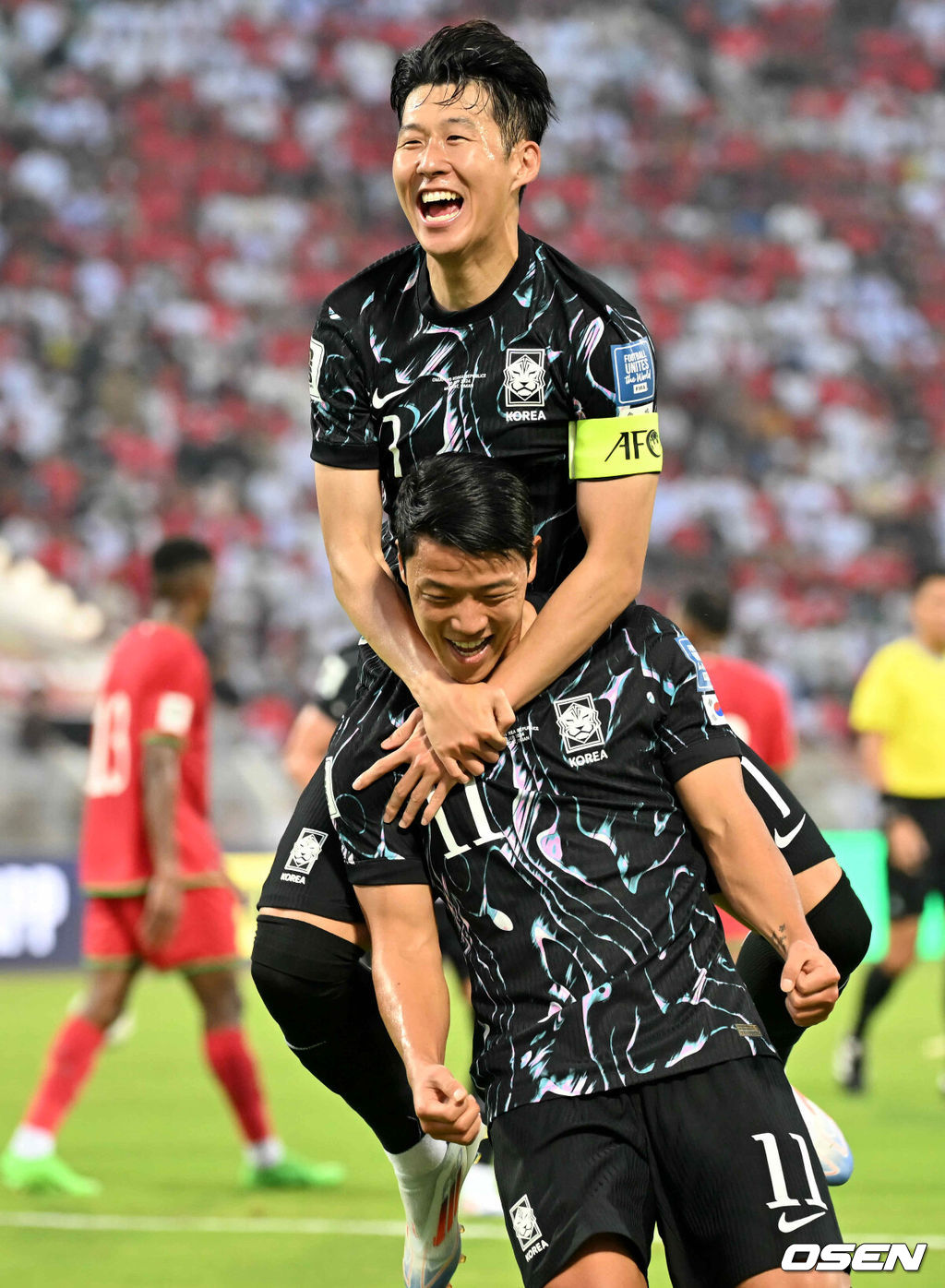 10일(현지시간) 오만 무스카트 술탄 카부스 종합운동장에서 2026 FIFA 북중미 월드컵 아시아지역 3차 예선 B조 조별리그 2차전 대한민국과 오만의 경기가 열렸다.1차전 홈에서 아쉬운 무승부에 그친 홍명보호는 원정으로 펼쳐지는 오만전에서 반드시 승리가 필요하다.전반 선제골을 성공시킨 황희찬이 손흥민과 환호하고 있다. 2024.09.10 / rumi@osen.co.kr