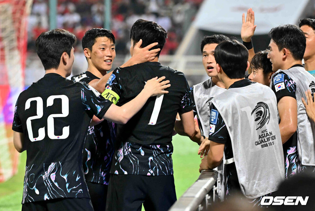 10일(현지시간) 오만 무스카트 술탄 카부스 종합운동장에서 2026 FIFA 북중미 월드컵 아시아지역 3차 예선 B조 조별리그 2차전 대한민국과 오만의 경기가 열렸다.1차전 홈에서 아쉬운 무승부에 그친 홍명보호는 원정으로 펼쳐지는 오만전에서 반드시 승리가 필요하다.후반 대한민국 손흥민이 팀의 두 번째 골을 성공시키고 동료들과 환호하고 있다. 2024.09.10 / rumi@osen.co.kr