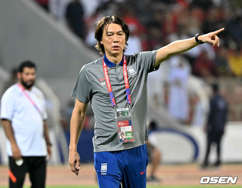 홍명보 감독이 이끄는 대한민국 축구 국가대표팀은 10일 오후 11시(이하 한국시간) 오만 무스카트의 술탄 카부스 종합운동장에서 오만과 2026 국제축구연맹(FIFA) 북중미 월드컵 아시아 지역 3차 예선 B조 2차전 맞대결에서 3-1 승리를 거뒀다.이로써 홍명보호는 지난 팔레스타인전 충격을 딛고 첫 승을 신고하는 데 성공했다.후반 대한민국 홍명보 감독이 작전을 지시하고 있다. 2024.09.10 / rumi@osen.co.kr