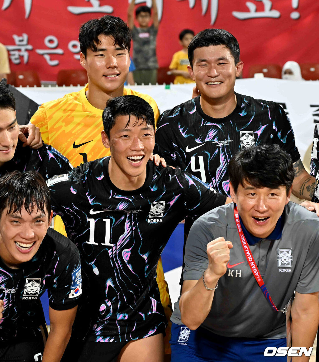 홍명보 감독이 이끄는 대한민국 축구 국가대표팀은 10일 오후 11시(이하 한국시간) 오만 무스카트의 술탄 카부스 종합운동장에서 오만과 2026 국제축구연맹(FIFA) 북중미 월드컵 아시아 지역 3차 예선 B조 2차전 맞대결에서 3-1 승리를 거뒀다.이로써 홍명보호는 지난 팔레스타인전 충격을 딛고 첫 승을 신고하는 데 성공했다.경기 종료 후 대한민국 선수들이 기념촬영을 하고 있다. 2024.09.10 / rumi@osen.co.kr