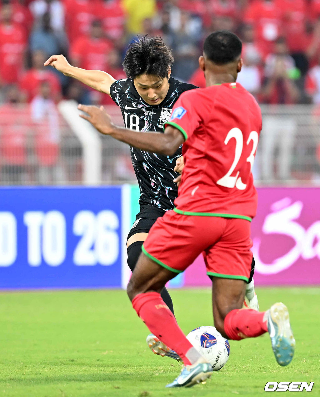 10일(현지시간) 오만 무스카트 술탄 카부스 종합운동장에서 2026 FIFA 북중미 월드컵 아시아지역 3차 예선 B조 조별리그 2차전 대한민국과 오만의 경기가 열렸다.<br /><br />1차전 홈에서 아쉬운 무승부에 그친 홍명보호는 원정으로 펼쳐지는 오만전에서 반드시 승리가 필요하다.<br /><br />전반 대한민국 이강인이 슛을 시도하고 있다. 2024.09.10 / rumi@osen.co.kr