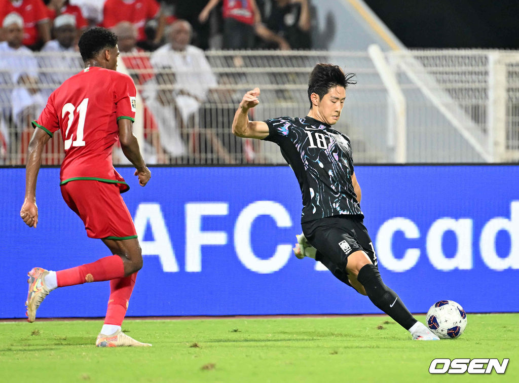 10일(현지시간) 오만 무스카트 술탄 카부스 종합운동장에서 2026 FIFA 북중미 월드컵 아시아지역 3차 예선 B조 조별리그 2차전 대한민국과 오만의 경기가 열렸다.<br /><br />1차전 홈에서 아쉬운 무승부에 그친 홍명보호는 원정으로 펼쳐지는 오만전에서 반드시 승리가 필요하다.<br /><br />전반 대한민국 이강인이 패스를 하고 있다. 2024.09.10 / rumi@osen.co.kr