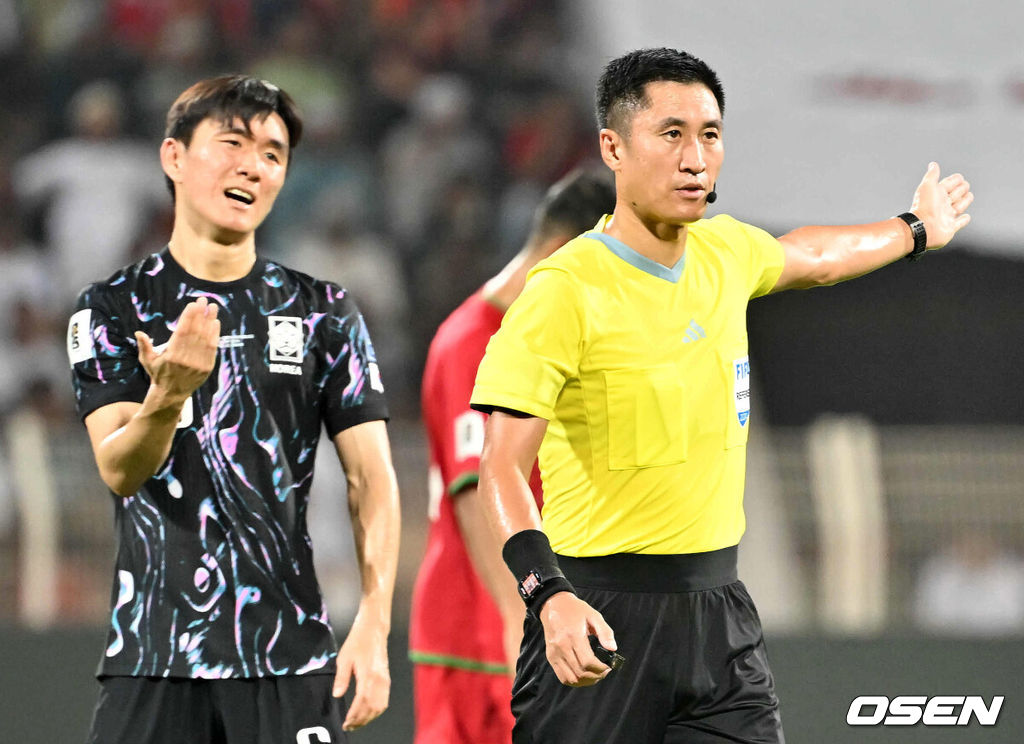 10일(현지시간) 오만 무스카트 술탄 카부스 종합운동장에서 2026 FIFA 북중미 월드컵 아시아지역 3차 예선 B조 조별리그 2차전 대한민국과 오만의 경기가 열렸다.1차전 홈에서 아쉬운 무승부에 그친 홍명보호는 원정으로 펼쳐지는 오만전에서 반드시 승리가 필요하다.전반 마닝 주심이 대한민국의 반칙을 선언하고 있다. 2024.09.10 / rumi@osen.co.kr