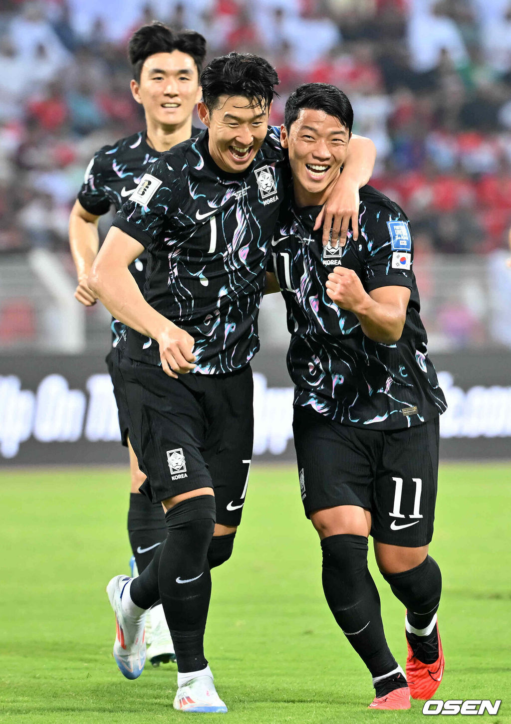 10일(현지시간) 오만 무스카트 술탄 카부스 종합운동장에서 2026 FIFA 북중미 월드컵 아시아지역 3차 예선 B조 조별리그 2차전 대한민국과 오만의 경기가 열렸다.1차전 홈에서 아쉬운 무승부에 그친 홍명보호는 원정으로 펼쳐지는 오만전에서 반드시 승리가 필요하다.전반 선제골을 성공시킨 황희찬이 손흥민과 환호하고 있다. 2024.09.10 / rumi@osen.co.kr