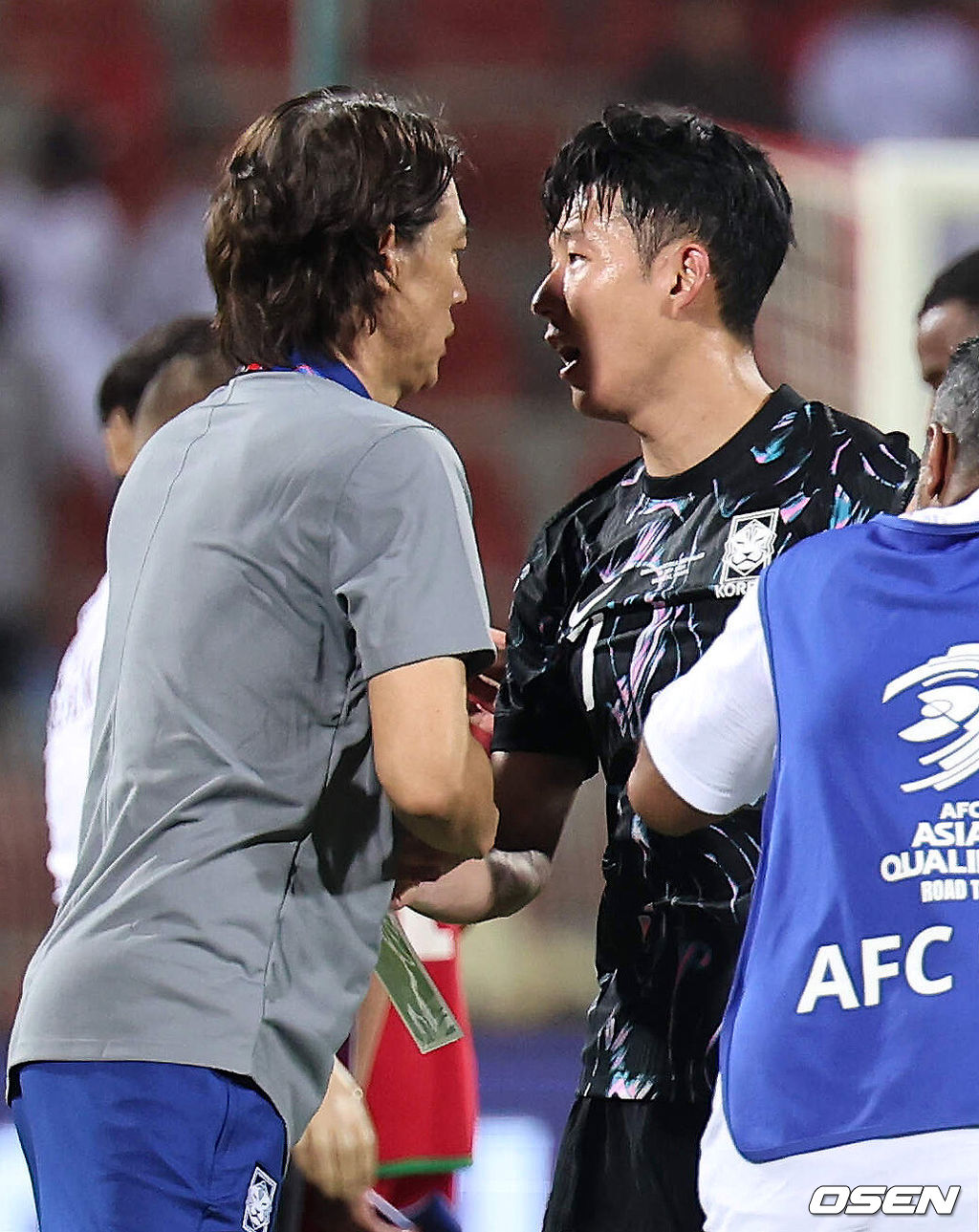 홍명보 감독이 이끄는 대한민국 축구 국가대표팀은 10일 오후 11시(이하 한국시간) 오만 무스카트의 술탄 카부스 종합운동장에서 오만과 2026 국제축구연맹(FIFA) 북중미 월드컵 아시아 지역 3차 예선 B조 2차전 맞대결에서 3-1 승리를 거뒀다.이로써 홍명보호는 지난 팔레스타인전 충격을 딛고 첫 승을 신고하는 데 성공했다.경기 종료 후 대한민국 홍명보 감독이 손흥민과 승리의 기쁨을 나누고 있다. 2024.09.10 / rumi@osen.co.kr