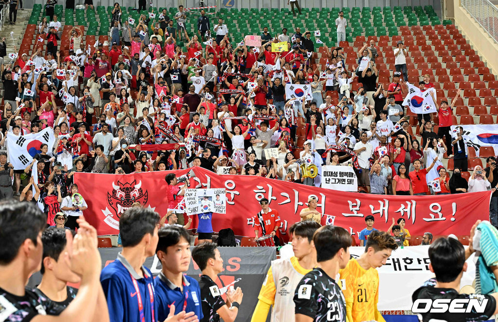 홍명보 감독이 이끄는 대한민국 축구 국가대표팀은 10일 오후 11시(이하 한국시간) 오만 무스카트의 술탄 카부스 종합운동장에서 오만과 2026 국제축구연맹(FIFA) 북중미 월드컵 아시아 지역 3차 예선 B조 2차전 맞대결에서 3-1 승리를 거뒀다.<br /><br />이로써 홍명보호는 지난 팔레스타인전 충격을 딛고 첫 승을 신고하는 데 성공했다.<br /><br />경기 종료 후 팬들이 선수단을 향해 환호하고 있다. 2024.09.10 / rumi@osen.co.kr