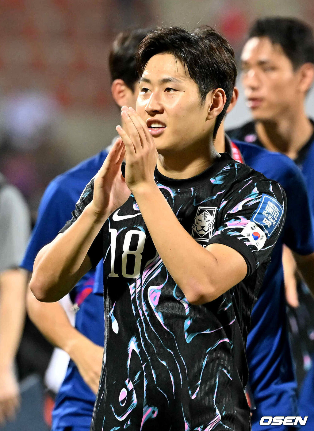 홍명보 감독이 이끄는 대한민국 축구 국가대표팀은 10일 오후 11시(이하 한국시간) 오만 무스카트의 술탄 카부스 종합운동장에서 오만과 2026 국제축구연맹(FIFA) 북중미 월드컵 아시아 지역 3차 예선 B조 2차전 맞대결에서 3-1 승리를 거뒀다.이로써 홍명보호는 지난 팔레스타인전 충격을 딛고 첫 승을 신고하는 데 성공했다.경기 종료 후 대한민국 이강인이 관중석을 향해 인사를 하고 있다. 2024.09.10 / rumi@osen.co.kr