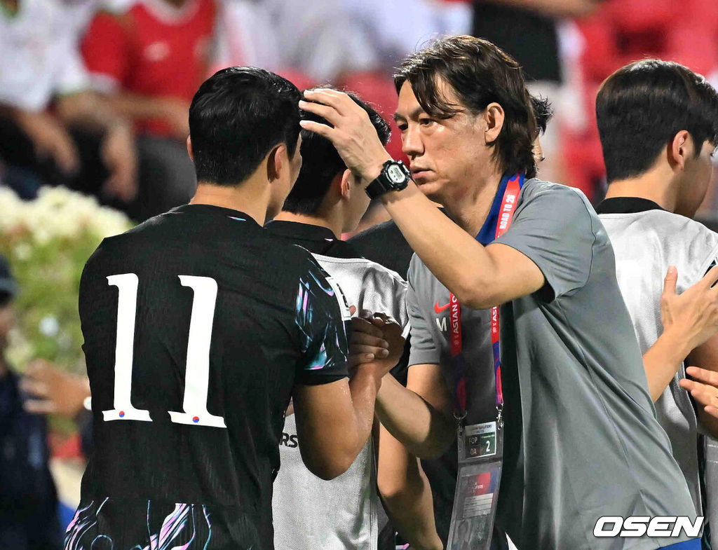 홍명보 감독이 이끄는 대한민국 축구 국가대표팀은 10일 오후 11시(이하 한국시간) 오만 무스카트의 술탄 카부스 종합운동장에서 오만과 2026 국제축구연맹(FIFA) 북중미 월드컵 아시아 지역 3차 예선 B조 2차전 맞대결에서 3-1 승리를 거뒀다.이로써 홍명보호는 지난 팔레스타인전 충격을 딛고 첫 승을 신고하는 데 성공했다.경기 종료 후 대한민국 홍명보 감독이 황희찬과 승리의 기쁨을 나누고 있다. 2024.09.10 / rumi@osen.co.kr