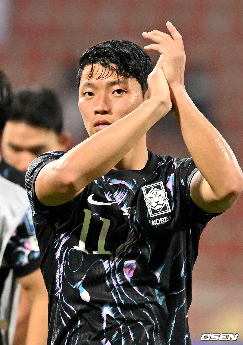 홍명보 감독이 이끄는 대한민국 축구 국가대표팀은 10일 오후 11시(이하 한국시간) 오만 무스카트의 술탄 카부스 종합운동장에서 오만과 2026 국제축구연맹(FIFA) 북중미 월드컵 아시아 지역 3차 예선 B조 2차전 맞대결에서 3-1 승리를 거뒀다.이로써 홍명보호는 지난 팔레스타인전 충격을 딛고 첫 승을 신고하는 데 성공했다.경기 종료 후 대한민국 황희찬이 관중석을 향해 인사를 하고 있다. 2024.09.10 / rumi@osen.co.kr