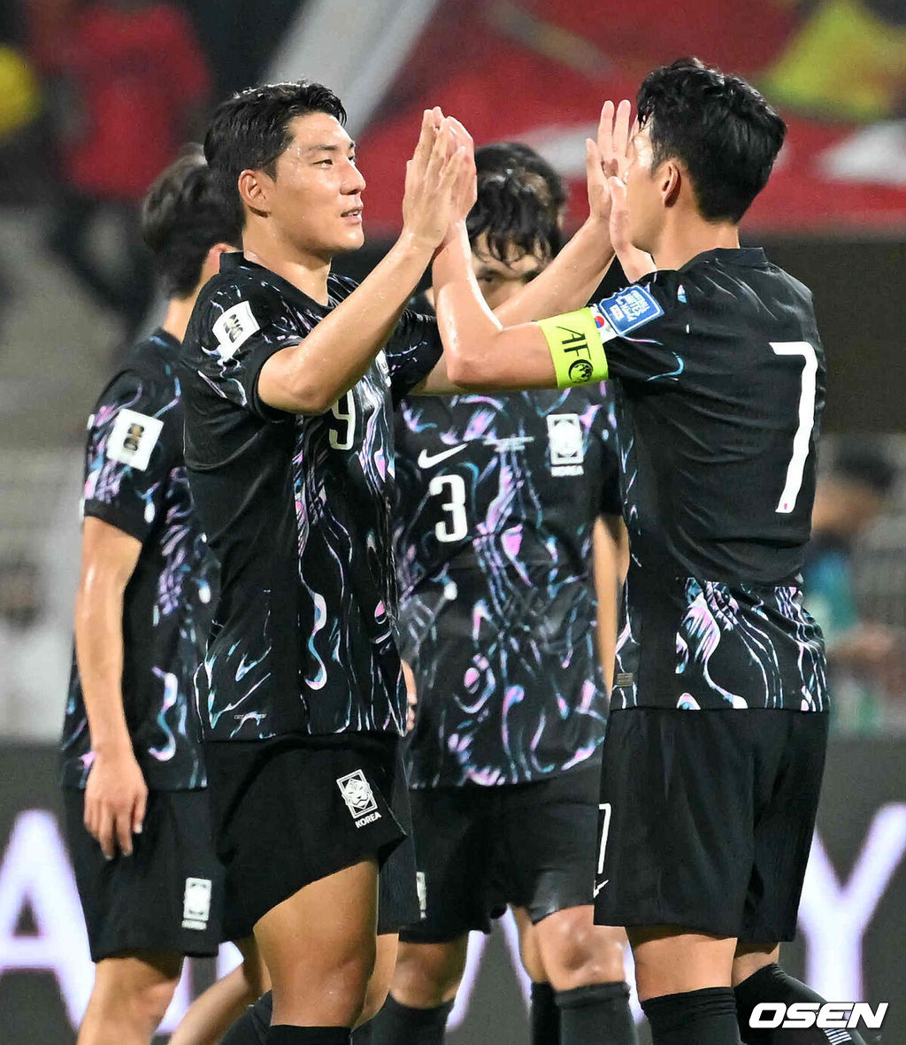 홍명보 감독이 이끄는 대한민국 축구 국가대표팀은 10일 오후 11시(이하 한국시간) 오만 무스카트의 술탄 카부스 종합운동장에서 오만과 2026 국제축구연맹(FIFA) 북중미 월드컵 아시아 지역 3차 예선 B조 2차전 맞대결에서 3-1 승리를 거뒀다.이로써 홍명보호는 지난 팔레스타인전 충격을 딛고 첫 승을 신고하는 데 성공했다.경기 종료 후 대한민국 주민규와 손흥민이 승리의 기쁨을 나누고 있다. 2024.09.10 / rumi@osen.co.kr