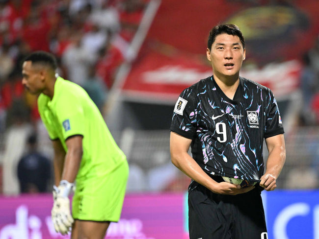 홍명보 감독이 이끄는 대한민국 축구 국가대표팀은 10일 오후 11시(이하 한국시간) 오만 무스카트의 술탄 카부스 종합운동장에서 오만과 2026 국제축구연맹(FIFA) 북중미 월드컵 아시아 지역 3차 예선 B조 2차전 맞대결에서 3-1 승리를 거뒀다.이로써 홍명보호는 지난 팔레스타인전 충격을 딛고 첫 승을 신고하는 데 성공했다.후반 팀의 세 번쨰 골을 성공시킨 대한민국 주민규가 세리머니를 하고 있다. 2024.09.10 / rumi@osen.co.kr