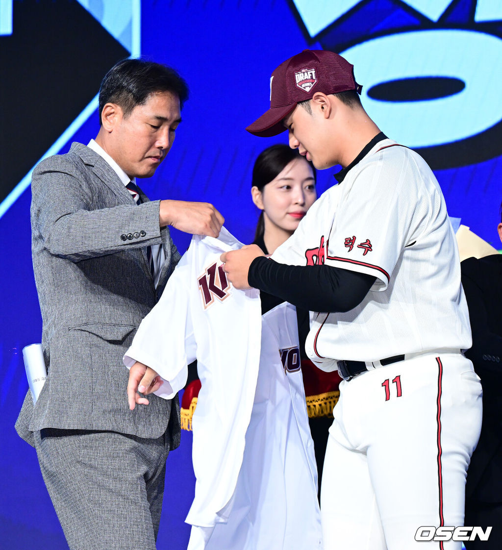 11일 오후 서울 잠실 롯데호텔 월드에서 2025 KBO 신인 드래프트가 열렸다.2025 KBO 신인 드래프트는 전면 드래프트 방식으로 진행된다. 지명은 1라운드부터 11라운드까지 이뤄지며, 2023년도 구단 순위의 역순인 키움-한화-삼성-롯데-KIA-두산-NC-SSG-KT-LG 순서로 실시된다.덕수고 정현우가 전체 1순위로 키움에 지명되며 고형욱 단장에게 유니폼을 건네받고 있다. 2024.09.11 /