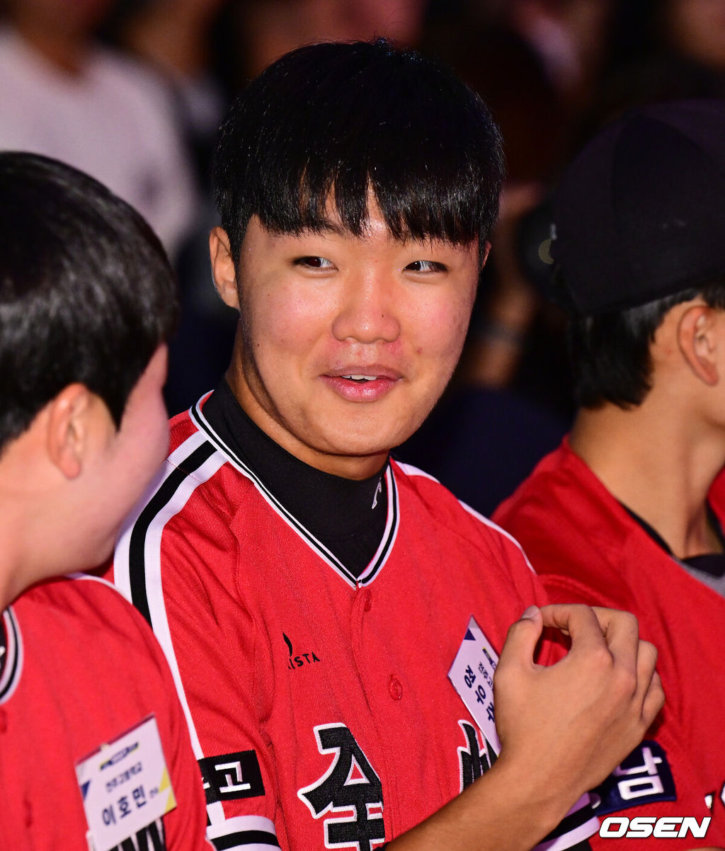 11일 오후 서울 잠실 롯데호텔 월드에서 2025 KBO 신인 드래프트가 열렸다.2025 KBO 신인 드래프트는 전면 드래프트 방식으로 진행된다. 지명은 1라운드부터 11라운드까지 이뤄지며, 2023년도 구단 순위의 역순인 키움-한화-삼성-롯데-KIA-두산-NC-SSG-KT-LG 순서로 실시된다.전주고 정우주가 드래프트를 준비하고 있다. 2024.09.11 / jpnews@osen.co.kr