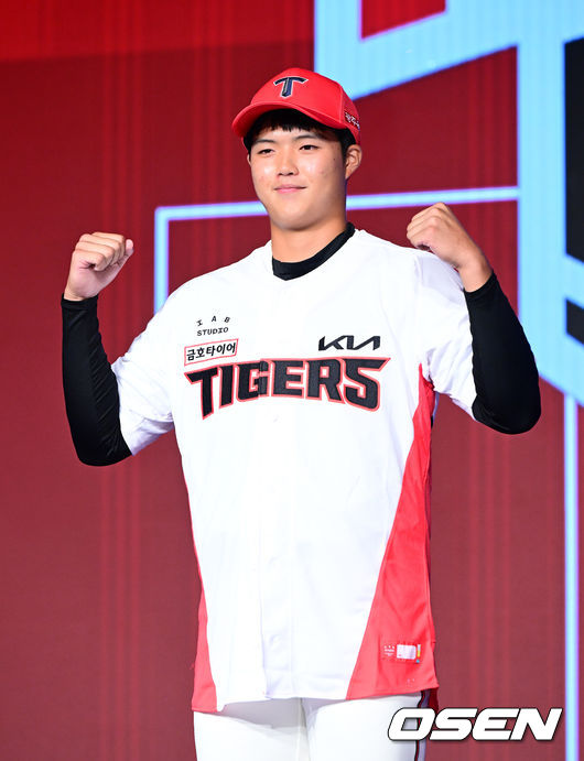 11일 오후 서울 잠실 롯데호텔 월드에서 2025 KBO 신인 드래프트가 열렸다.2025 KBO 신인 드래프트는 전면 드래프트 방식으로 진행된다. 지명은 1라운드부터 11라운드까지 이뤄지며, 2023년도 구단 순위의 역순인 키움-한화-삼성-롯데-KIA-두산-NC-SSG-KT-LG 순서로 실시된다.덕수고 김태형이 KIA에 1라운드 지명되며 포즈를 취하고 있다. 2024.09.11 / jpnews@osen.co.kr