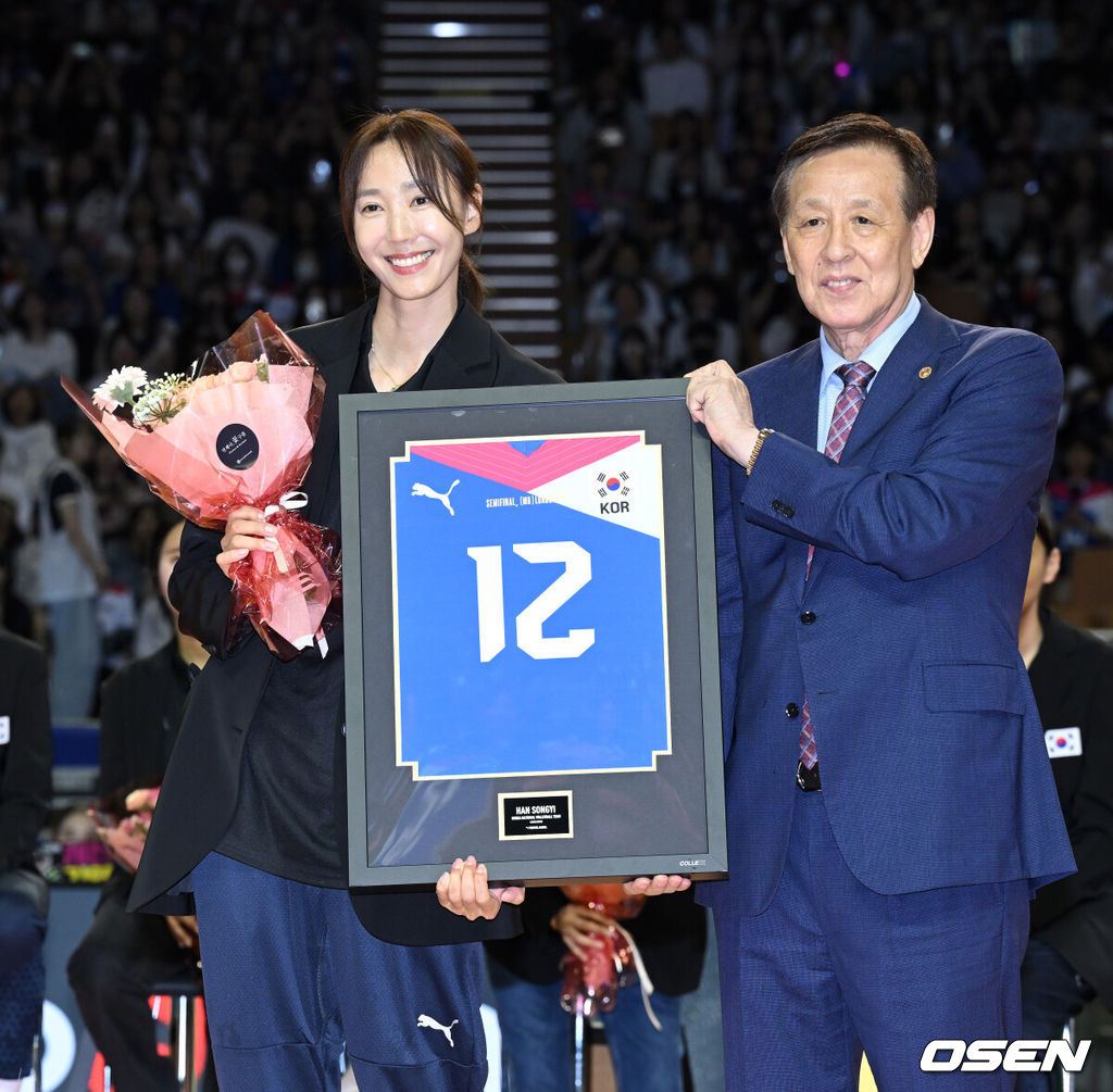 배구여제 흥국생명 핑크스파이더스 김연경(36)이 국가대표 은퇴경기를 승리로 장식했다. 김연경은 8일 서울 잠실실내체육관에서 열린 ‘KYK NVITATIONAL 2024’ 김연경 국가대표 은퇴경기에서 팀 대한민국 소속으로 출전해 70-60으로 승리했다. 경기 종료 후 진행된 국가대표 은퇴식에서 기념패를 받은 한송이가 오한남 대한배구협회장과 기념촬영을 하고 있다. 2024.06.08 /sunday@osen.co.kr