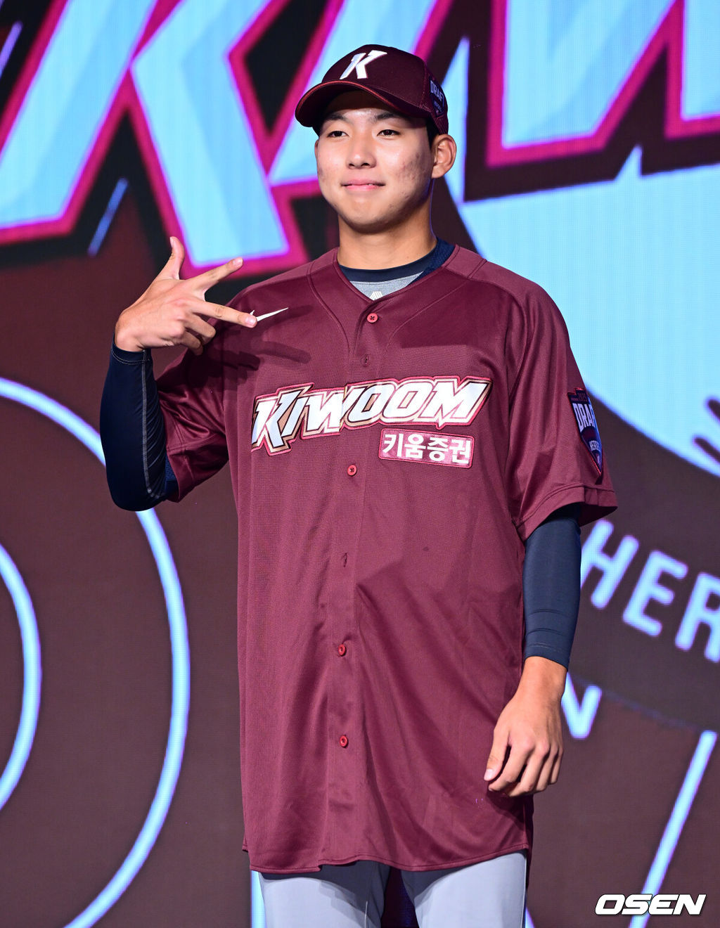 11일 오후 서울 잠실 롯데호텔 월드에서 2025 KBO 신인 드래프트가 열렸다.2025 KBO 신인 드래프트는 전면 드래프트 방식으로 진행된다. 지명은 1라운드부터 11라운드까지 이뤄지며, 2023년도 구단 순위의 역순인 키움-한화-삼성-롯데-KIA-두산-NC-SSG-KT-LG 순서로 실시된다.충암고 김서준이 키움에 지명되며 하고 있다. 2024.09.11 / jpnews@osen.co.kr