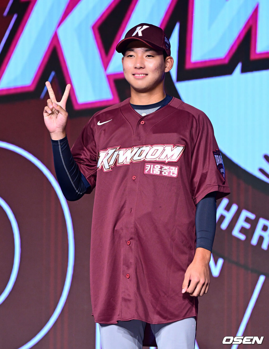 11일 오후 서울 잠실 롯데호텔 월드에서 2025 KBO 신인 드래프트가 열렸다.2025 KBO 신인 드래프트는 전면 드래프트 방식으로 진행된다. 지명은 1라운드부터 11라운드까지 이뤄지며, 2023년도 구단 순위의 역순인 키움-한화-삼성-롯데-KIA-두산-NC-SSG-KT-LG 순서로 실시된다.충암고 김서준이 키움에 지명되며 하고 있다. 2024.09.11 / jpnews@osen.co.kr