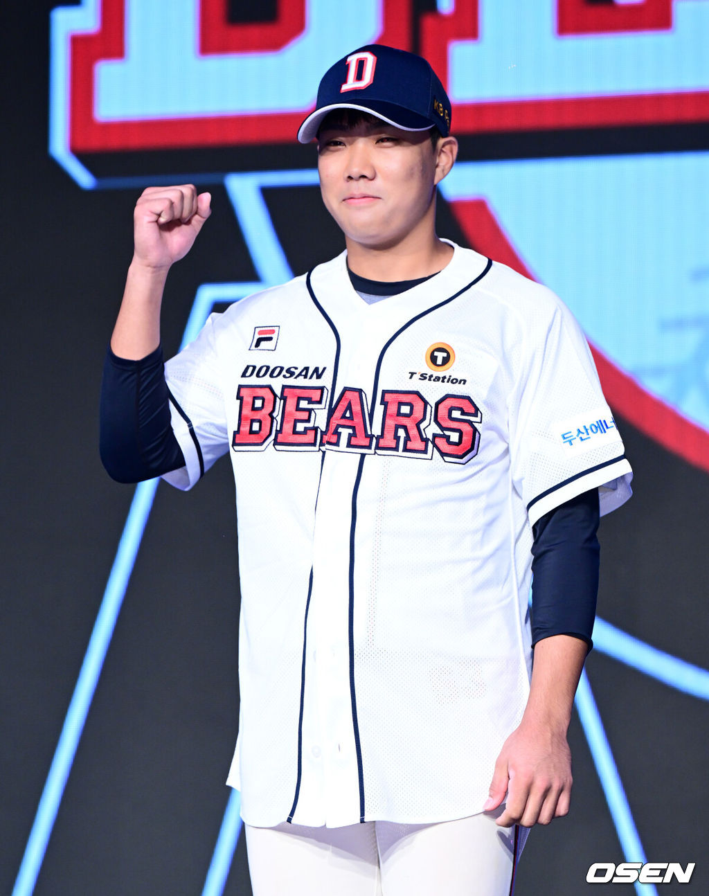 11일 오후 서울 잠실 롯데호텔 월드에서 2025 KBO 신인 드래프트가 열렸다.2025 KBO 신인 드래프트는 전면 드래프트 방식으로 진행된다. 지명은 1라운드부터 11라운드까지 이뤄지며, 2023년도 구단 순위의 역순인 키움-한화-삼성-롯데-KIA-두산-NC-SSG-KT-LG 순서로 실시된다.덕수고 박준순이 두산에 1라운드 지명되며 포즈를 취하고 있다. 2024.09.11 / jpnews@osen.co.kr