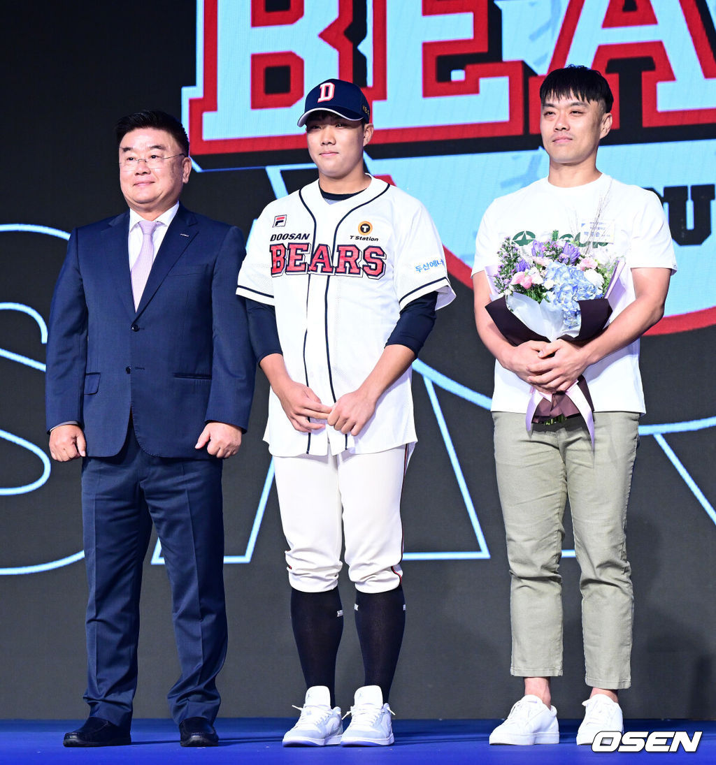 11일 오후 서울 잠실 롯데호텔 월드에서 2025 KBO 신인 드래프트가 열렸다.2025 KBO 신인 드래프트는 전면 드래프트 방식으로 진행된다. 지명은 1라운드부터 11라운드까지 이뤄지며, 2023년도 구단 순위의 역순인 키움-한화-삼성-롯데-KIA-두산-NC-SSG-KT-LG 순서로 실시된다.덕수고 박준순이 두산에 1라운드 지명되며 김태룡 단장, 아버지와 포즈를 취하고 있다. 2024.09.11 /