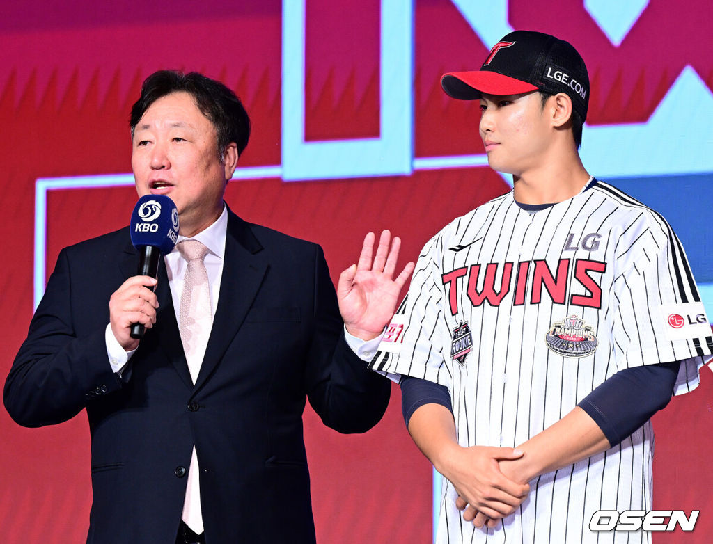 11일 오후 서울 잠실 롯데호텔 월드에서 2025 KBO 신인 드래프트가 열렸다.2025 KBO 신인 드래프트는 전면 드래프트 방식으로 진행된다. 지명은 1라운드부터 11라운드까지 이뤄지며, 2023년도 구단 순위의 역순인 키움-한화-삼성-롯데-KIA-두산-NC-SSG-KT-LG 순서로 실시된다.LG 차명석 단장이 서울고 김영우를 지명한 이유를 설명하고 있다. 2024.09.11 /