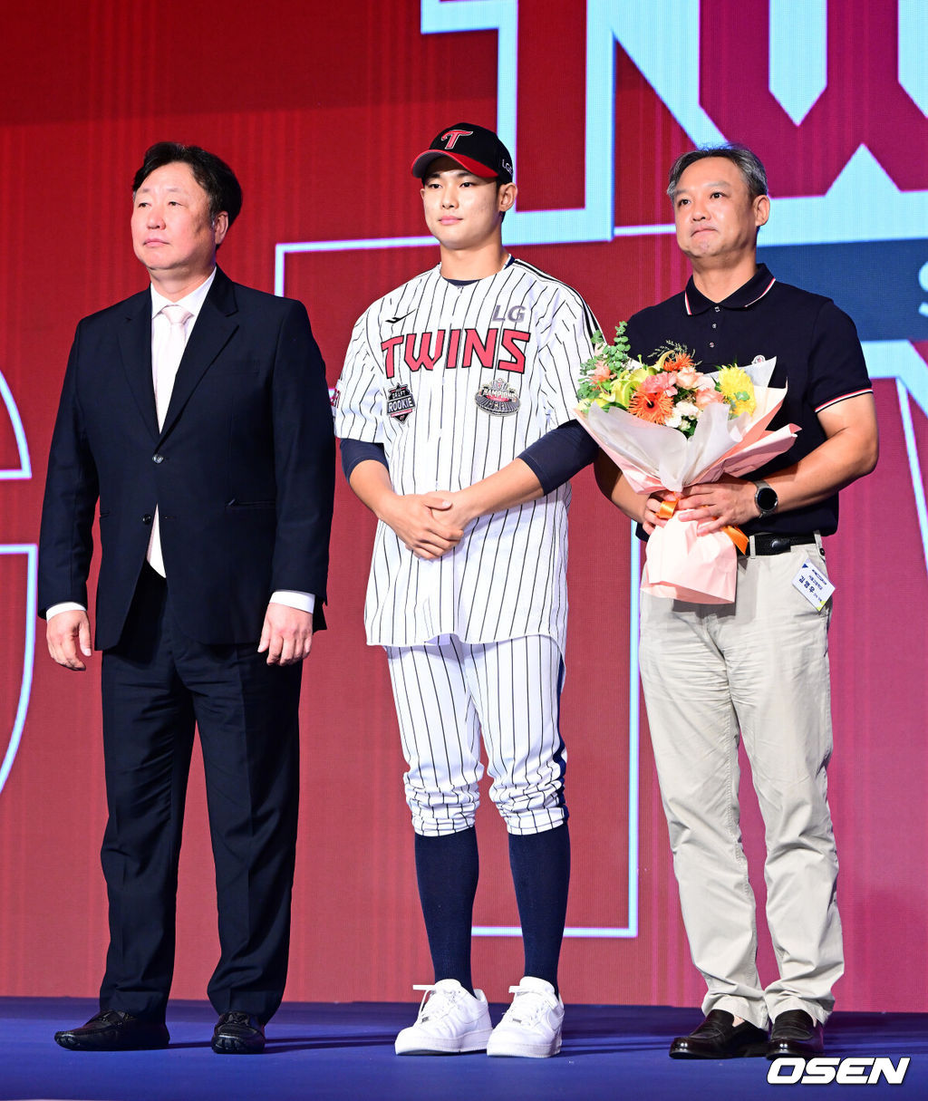 11일 오후 서울 잠실 롯데호텔 월드에서 2025 KBO 신인 드래프트가 열렸다.2025 KBO 신인 드래프트는 전면 드래프트 방식으로 진행된다. 지명은 1라운드부터 11라운드까지 이뤄지며, 2023년도 구단 순위의 역순인 키움-한화-삼성-롯데-KIA-두산-NC-SSG-KT-LG 순서로 실시된다.서울고 김영우가 LG에 1라운드 지명되며 차명석 단장, 아버지와 포즈를 취하고 있다. 2024.09.11 / jpnews@osen.co.kr