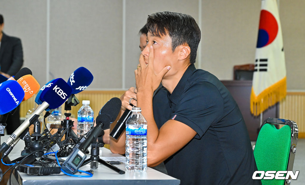 수원FC 손준호가 11일 오후 수원시체육회관에서 중국축구협회 영구 제명 징계 관련 반박 기자회견을 가졌다.<br /><br />중국축구협회는 지난 10일 “사법기관이 인정한 사실에 따르면 전(前) 산둥 타이산 선수 손준호는 정당하지 않은 이익을 도모하려고 정당하지 않은 거래에 참여해 축구 경기를 조작하고 불법 이익을 얻었다”며 “손준호의 축구와 관련된 어떠한 활동도 평생 금지한다”고 밝혔다.<br /><br />손준호는 지난해 5월 중국 상하이 훙차오공항을 통해 귀국하려다 공안에 연행됐고, 이후 형사 구류돼 랴오닝성 차오양 공안국의 조사를 받은뒤 지난 3월 풀려났다.<br /><br />이에 따라 승부 조작에 가담했다거나 산둥으로 이적하는 과정에서 금품이 오갔을 가능성이 거론됐지만, 손준호 측은 강하게 부인해왔다.<br /><br />손준호가 소감을 말하며 생각에 잠겨 있다  2024.09.11  / soul1014@osen.co.kr