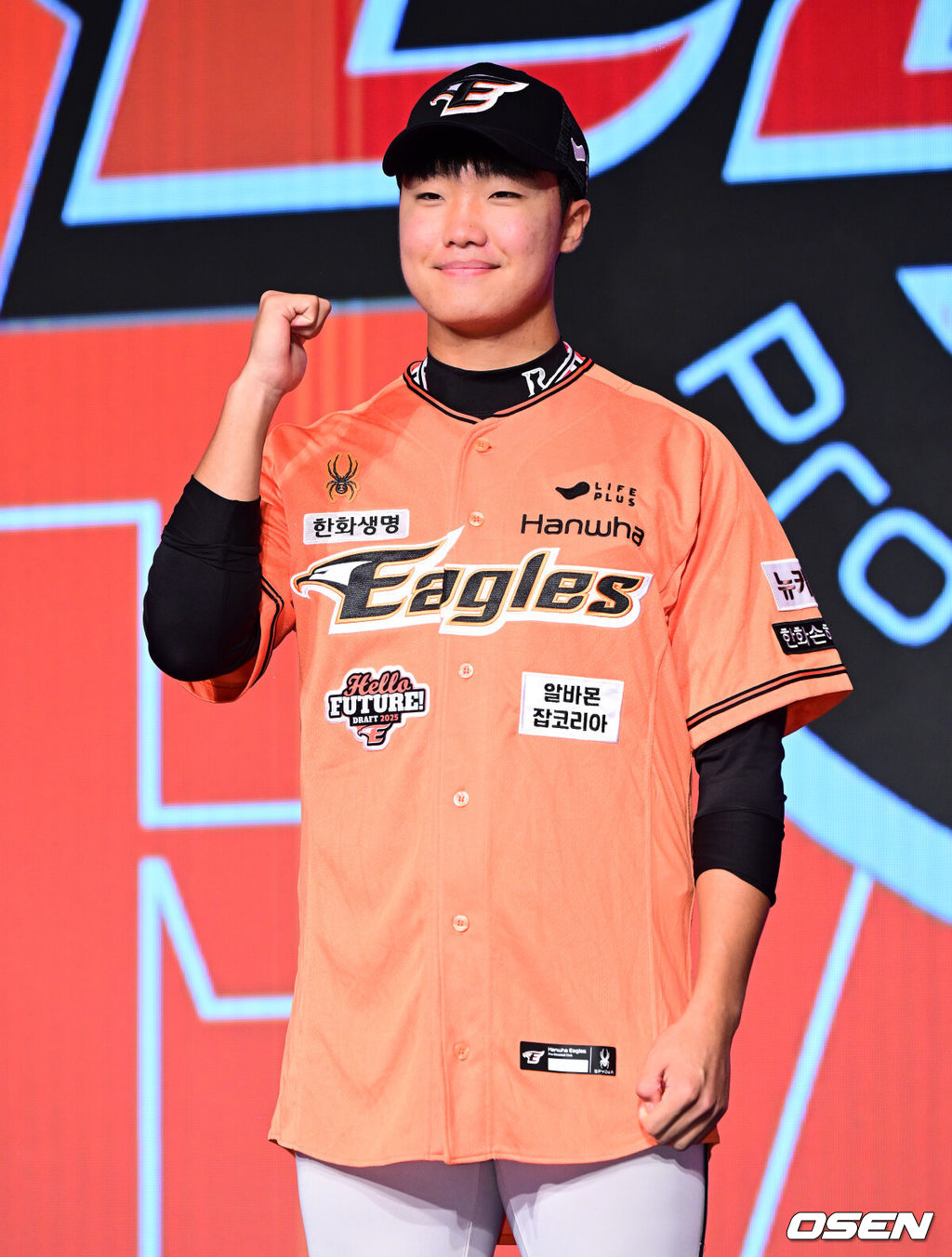 11일 오후 서울 잠실 롯데호텔 월드에서 2025 KBO 신인 드래프트가 열렸다.2025 KBO 신인 드래프트는 전면 드래프트 방식으로 진행된다. 지명은 1라운드부터 11라운드까지 이뤄지며, 2023년도 구단 순위의 역순인 키움-한화-삼성-롯데-KIA-두산-NC-SSG-KT-LG 순서로 실시된다.전주고 정우주가 한화에 지명되며 포즈를 취하고 있다. 2024.09.11 / jpnews@osen.co.kr