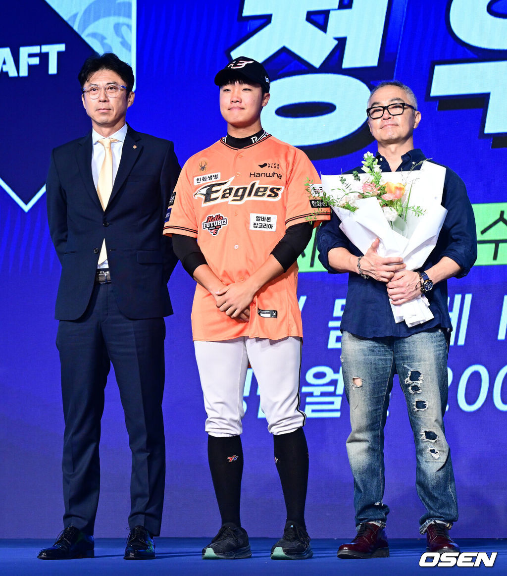 11일 오후 서울 잠실 롯데호텔 월드에서 2025 KBO 신인 드래프트가 열렸다.2025 KBO 신인 드래프트는 전면 드래프트 방식으로 진행된다. 지명은 1라운드부터 11라운드까지 이뤄지며, 2023년도 구단 순위의 역순인 키움-한화-삼성-롯데-KIA-두산-NC-SSG-KT-LG 순서로 실시된다.전주고 정우주가 한화에 지명되며 손혁 단장, 아버지와 포즈를 취하고 있다. 2024.09.11 / jpnews@osen.co.kr