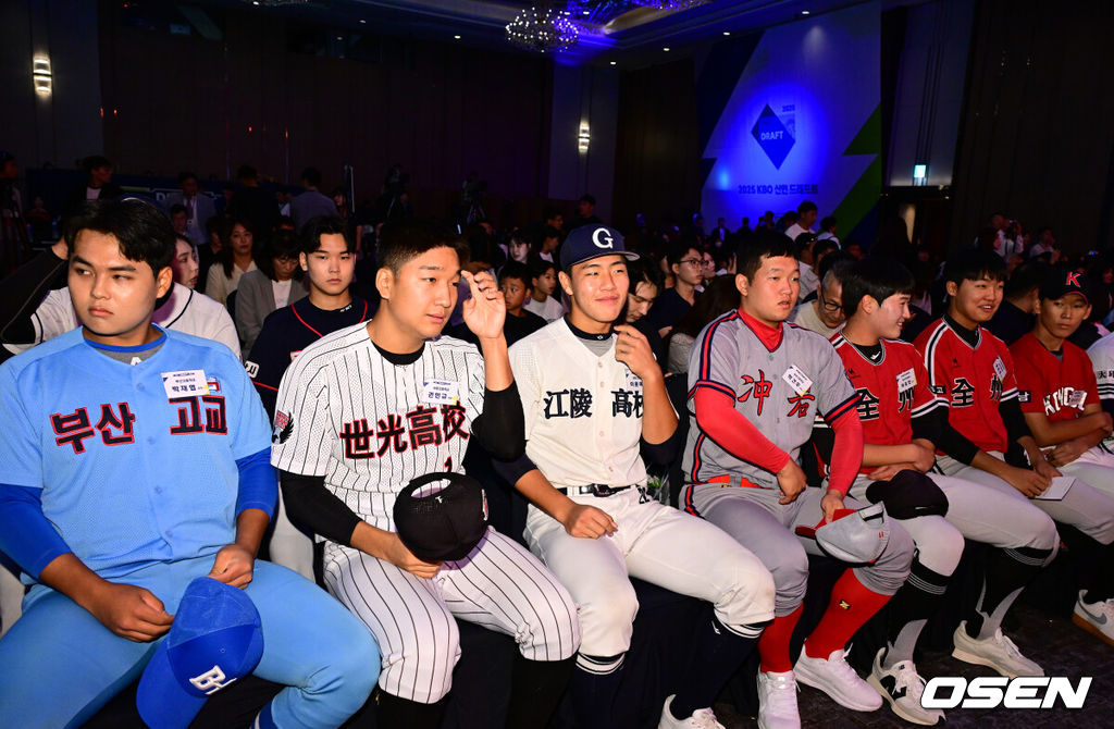 11일 오후 서울 잠실 롯데호텔 월드에서 2025 KBO 신인 드래프트가 열렸다.2025 KBO 신인 드래프트는 전면 드래프트 방식으로 진행된다. 지명은 1라운드부터 11라운드까지 이뤄지며, 2023년도 구단 순위의 역순인 키움-한화-삼성-롯데-KIA-두산-NC-SSG-KT-LG 순서로 실시된다.드래프트에 참가한 선수들이 준비를 하고 있다. 2024.09.11 / jpnews@osen.co.kr