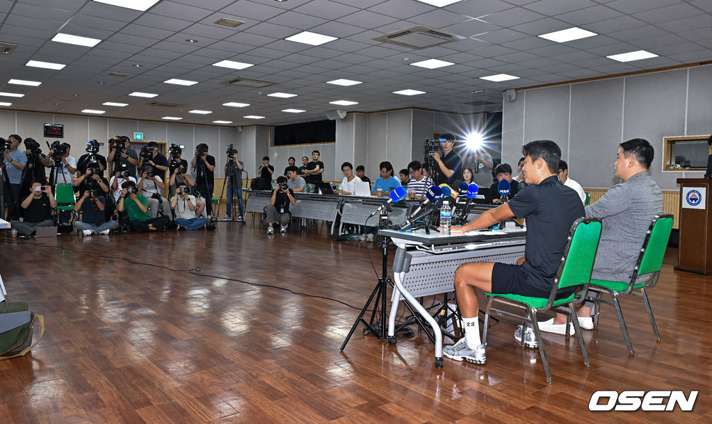 수원FC 손준호가 11일 오후 수원시체육회관에서 중국축구협회 영구 제명 징계 관련 반박 기자회견을 가졌다.<br /><br />중국축구협회는 지난 10일 “사법기관이 인정한 사실에 따르면 전(前) 산둥 타이산 선수 손준호는 정당하지 않은 이익을 도모하려고 정당하지 않은 거래에 참여해 축구 경기를 조작하고 불법 이익을 얻었다”며 “손준호의 축구와 관련된 어떠한 활동도 평생 금지한다”고 밝혔다.<br /><br />손준호는 지난해 5월 중국 상하이 훙차오공항을 통해 귀국하려다 공안에 연행됐고, 이후 형사 구류돼 랴오닝성 차오양 공안국의 조사를 받은뒤 지난 3월 풀려났다.<br /><br />이에 따라 승부 조작에 가담했다거나 산둥으로 이적하는 과정에서 금품이 오갔을 가능성이 거론됐지만, 손준호 측은 강하게 부인해왔다.<br /><br />손준호가 질문에 답하고 있다  2024.09.11  / soul1014@osen.co.kr