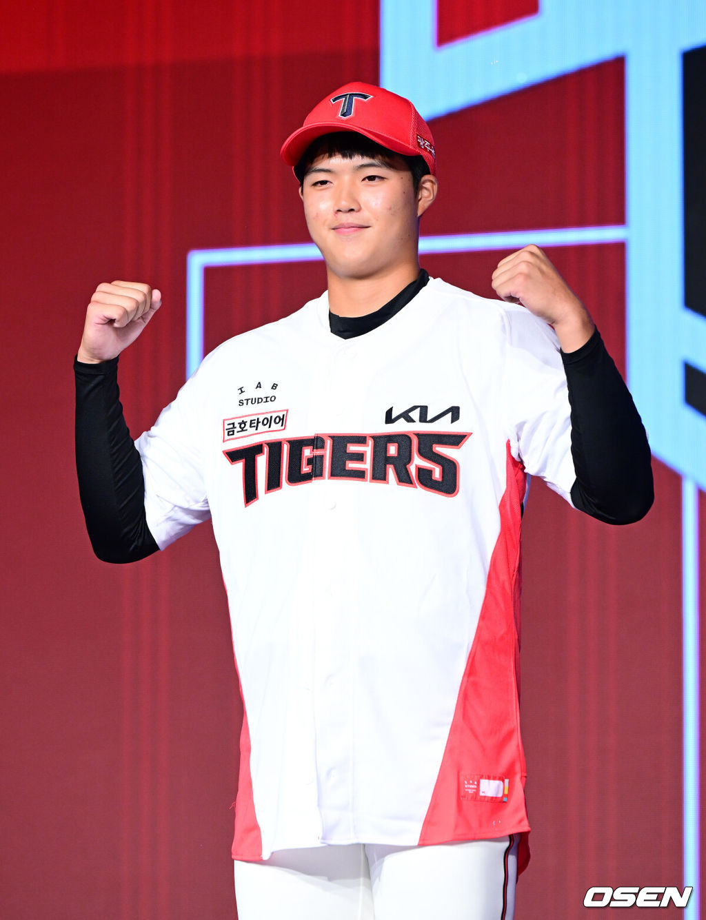 11일 오후 서울 잠실 롯데호텔 월드에서 2025 KBO 신인 드래프트가 열렸다.2025 KBO 신인 드래프트는 전면 드래프트 방식으로 진행된다. 지명은 1라운드부터 11라운드까지 이뤄지며, 2023년도 구단 순위의 역순인 키움-한화-삼성-롯데-KIA-두산-NC-SSG-KT-LG 순서로 실시된다.덕수고 김태형이 KIA에 1라운드 지명되며 포즈를 취하고 있다. 2024.09.11 / jpnews@osen.co.kr